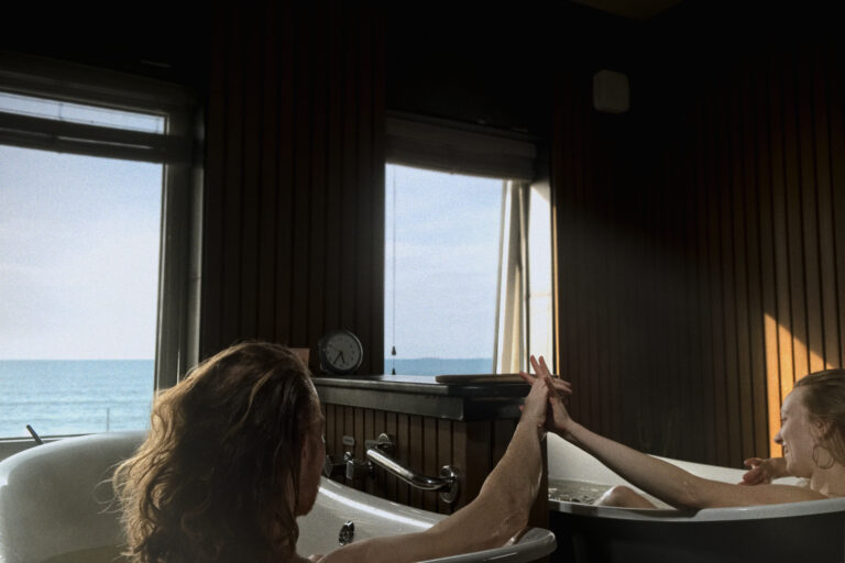 Couple in twin baths relaxing in the Wild Atlantic room in Voya Seaweed Baths in Strandhill.