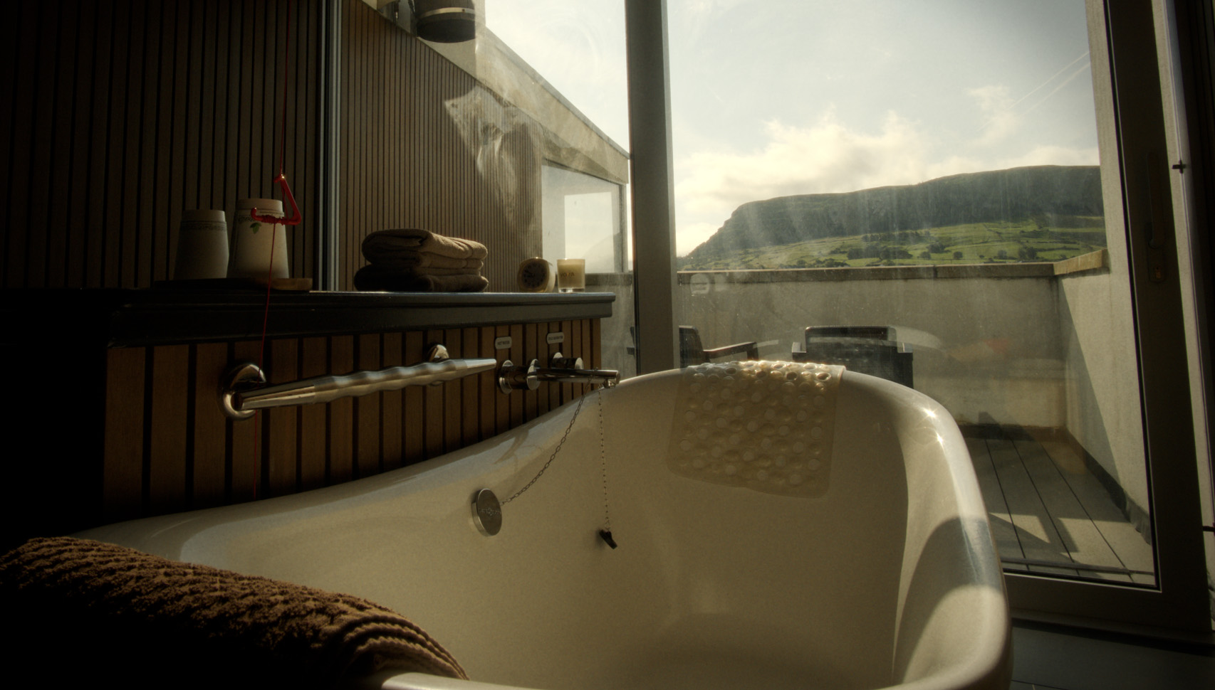 A bathtub in one of VOYA's seaweed bath rooms with a beautiful view